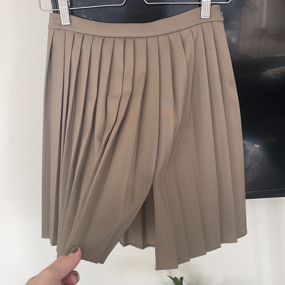 Pleated mini skirt with slit! Worn once! - Picture 3 of 4